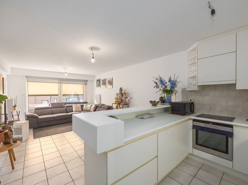 Appartement avec terrasse ensoleillée, idéalement situé à proximité de la promenade du front de mer et du quartier commerçant de Middelkerke. Il compr