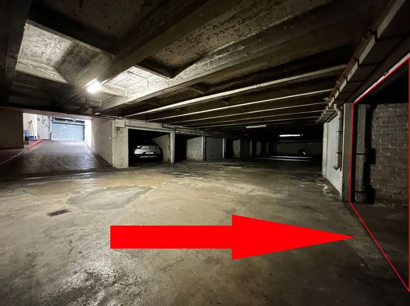 SOUS OPTION !! Boulevard d'AVROY - ce BOX de GARAGE très facile d'accès se trouve au niveau -1 d'une résidence. Idéalement situé, manoeuvres aisées. P