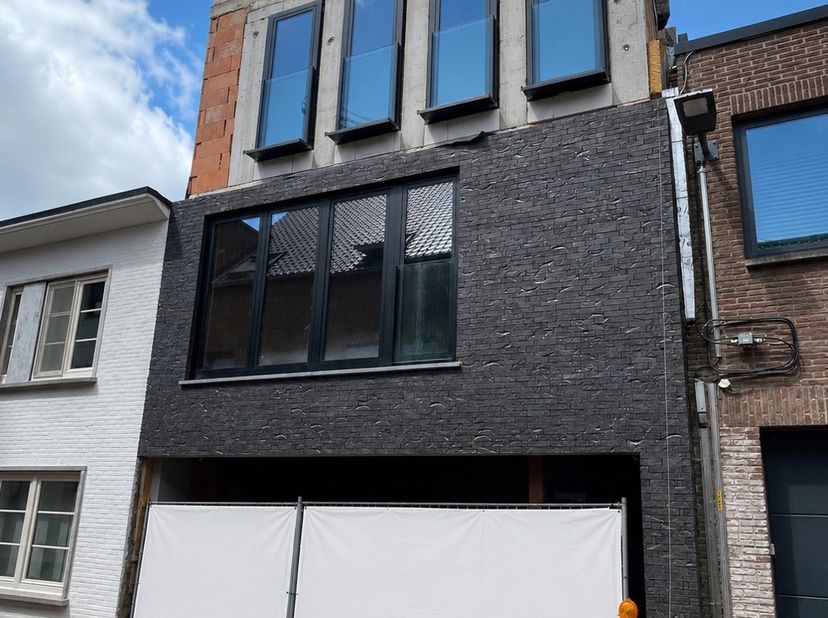 Casco nieuwbouwwoning te koop in het hart van Maaseik – €325.000<br />
In het centrum van Maaseik bevindt zich deze moderne nieuwbouwwoning, verdeeld