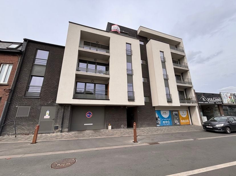 Bel appartement (construction en 2021) idéalement situé à proximité de toutes commodités et du centre d'Auvelais. Dans un immeuble quasiment neuf avec
