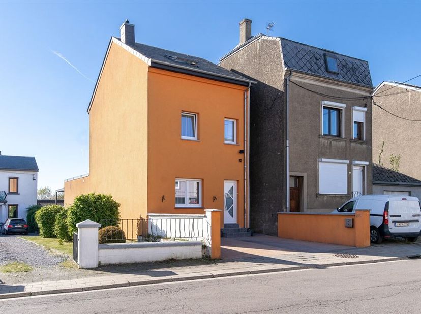 W Immobilière biedt u in Athus (Aubange) deze charmante volledig gerenoveerde woning met tuin aan, gelegen op een prachtig perceel van meer dan 11 are