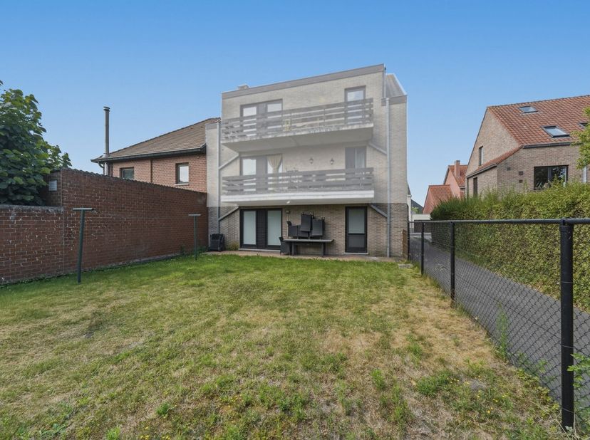 Bent u op zoek naar een appartement waar u ook kunt genieten van een eigen buitenruimte? Dan is dit gelijkvloers appartement in Oudenburg zeker een be