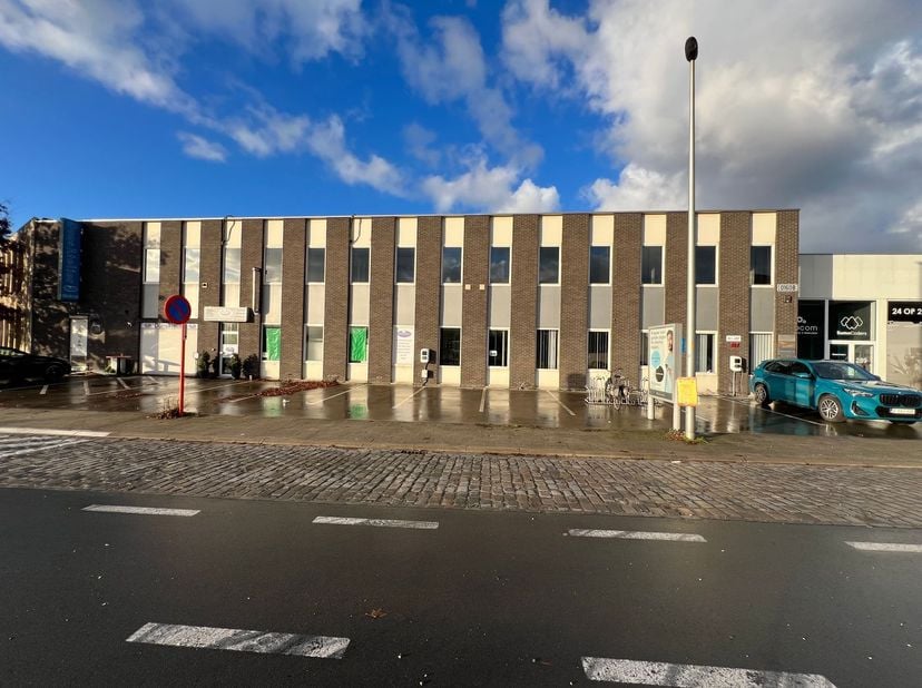 Espaces de bureaux d'une superficie de 500 m² à louer le long de la très animée Afrikalaan, à 1,1 km à peine du petit ring de Gand (R40) et à 2,3 km s