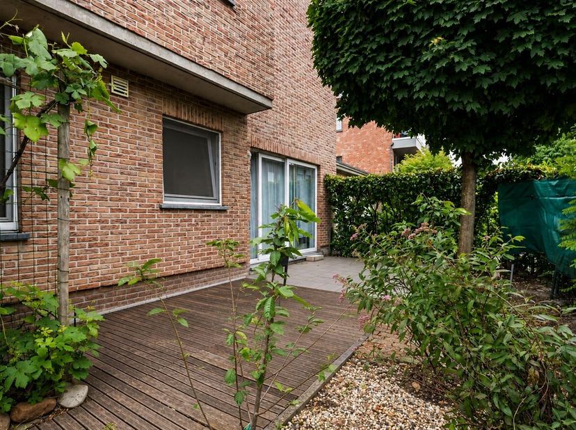 Gelijkvloers appartement met tuin en garagebox te koop!<br />
Ligging: Dit aangename gelijkvloerse appartement is gelegen in de Doornstraat te Wilrijk
