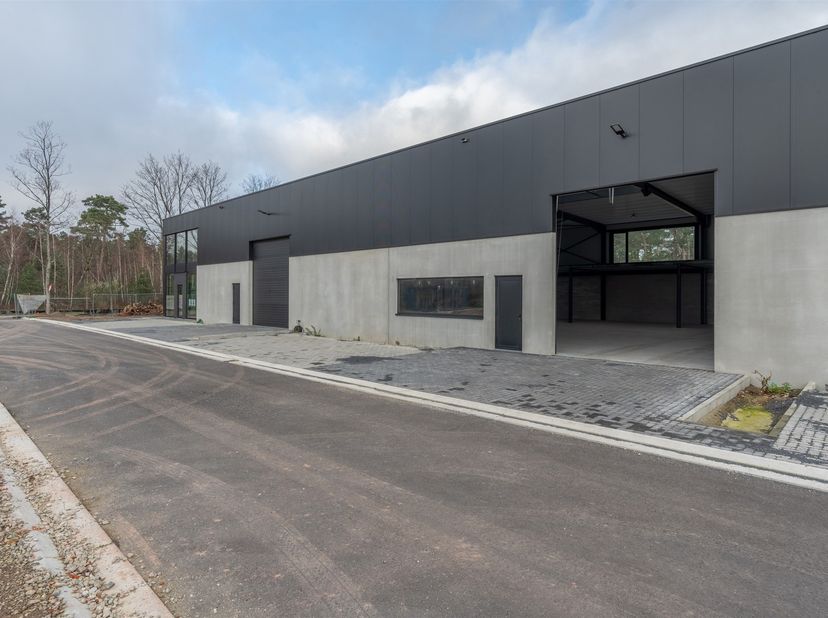 Laatste knappe unit te koop van 370 m² op ideale ligging!<br />
Dit nieuwbouwproject omvat 9 duurzame KMO units, een loft &amp;amp; een landschapskantoor