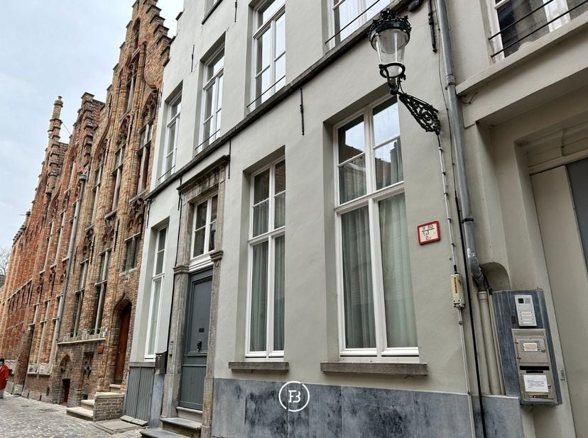: Cette maison de ville située dans la rue Pieter Pourbus offre un emplacement intéressant en plein centre de Bruges et combine cela avec des éléments