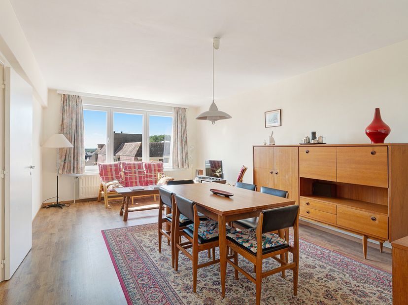 Bij het binnenkomen kom je in de ruime inkomhal. Het appartement beschikt over een lichtrijke, zongerichte woonkamer, een volledig ingerichte keuken m