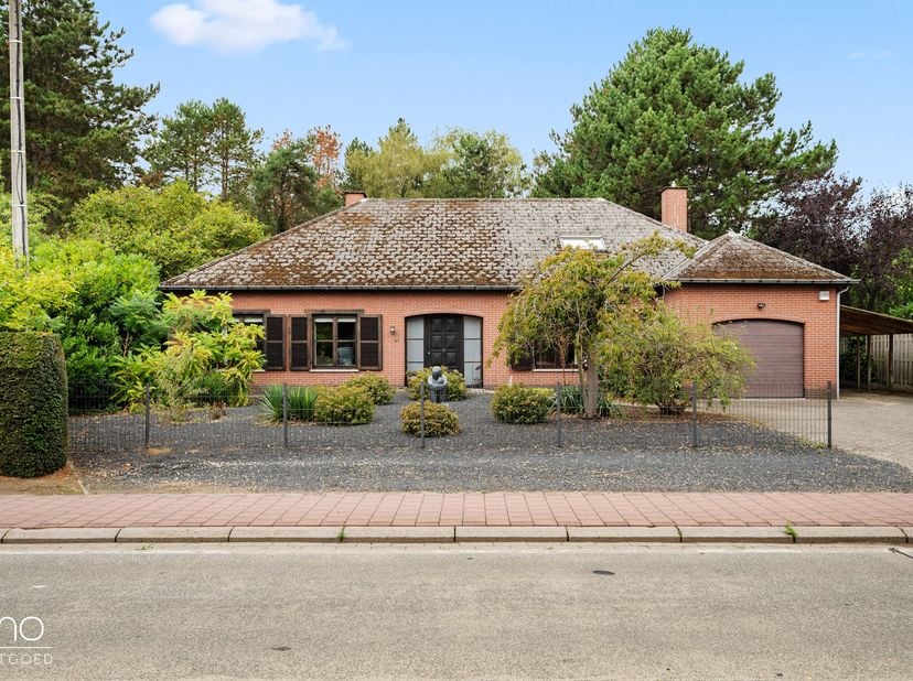 Deze ruime woning is gelegen op een prachtig perceel van 21 are 35 en combineert ruimte en een groene, rustige omgeving. De woning beschikt over een p