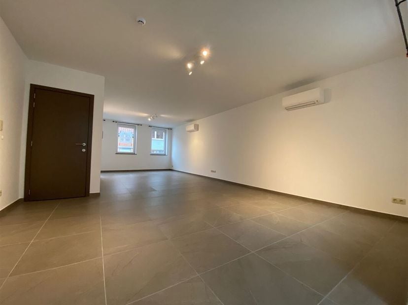 Magnifique appartement triplex, idéalement situé au centre-ville de Leuze-en-Hainaut, à proximité des commodités/commerces et de la gare.<br />
Ce log