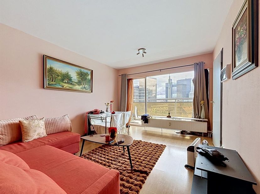Quartier Yser- Gemeubileerd studio-appartement van +/- 50m², als volgt: Op de 8e verdieping /14 verdiepingen: een woonkamer van +/-20m², een ingericht