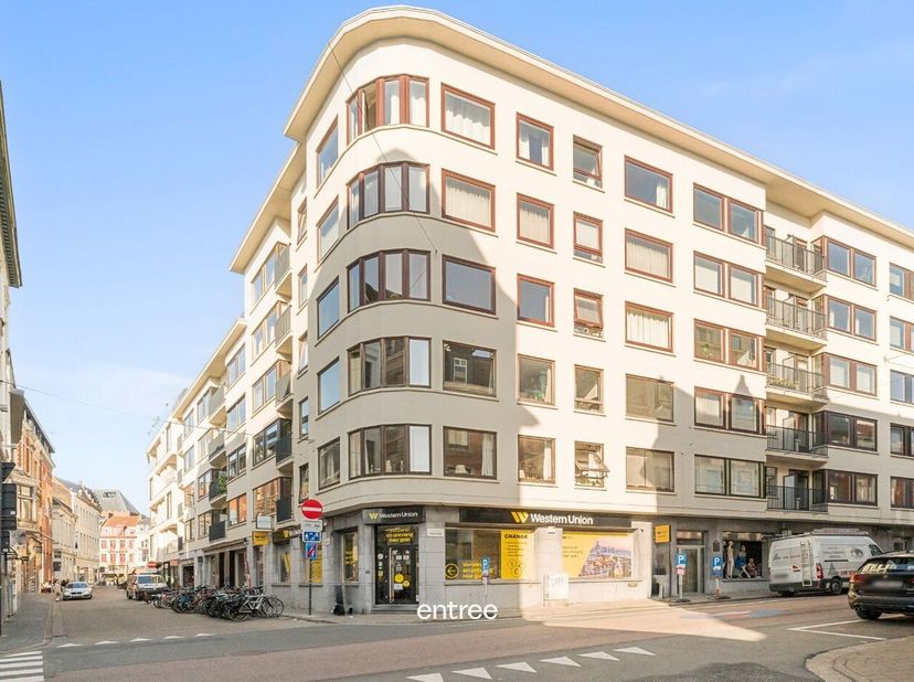 Op een uitzonderlijke ligging in de Henegouwenstraat bevindt zich dit karaktervolle en bijzonder lichtrijke appartement van 120m², waar charme, comfor