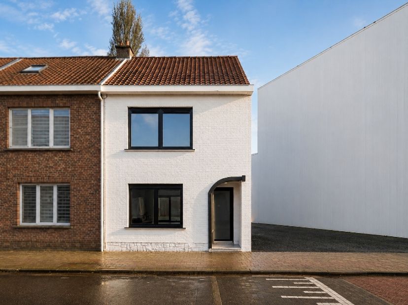 Inkom, leefruimte met open keuken, kelder, toilet, terras, tuin.<br />
Verdieping: 2 ruime slaapkamers, badkamer, toilet. Zolder afgewerkt als 3de sla