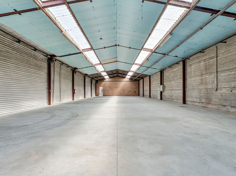 Opslagplaats met een oppervlakte van 360 m2 te huur in Wevelgem!<br />
De ruimte is voorzien van 6 sectionale poorten met een hoogte van 3,8m. Er is e