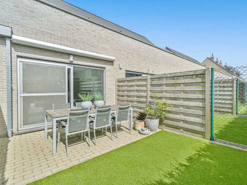 Op wandelafstand van het strand en horeca vindt u dit verzorgde en instapklare gelijkvloerse appartement. Dankzij de praktische indeling, de aangename