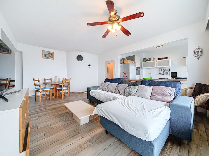 Easyhome biedt u dit prachtige appartement met 2 slaapkamers aan, ideaal gelegen op de 16e verdieping van 18 in een gebouw uit 1958, met veel licht, m