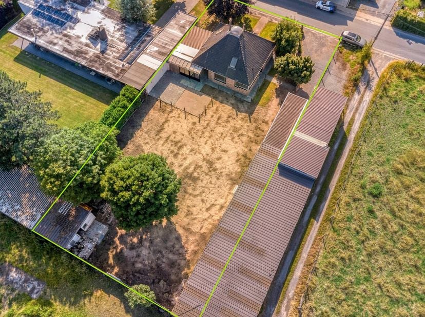 Centraal gelegen op een perceel van 1.441 m² bevindt zich deze alleenstaande woning met bijzonder veel ruimte en tal van mogelijkheden. Dankzij de com