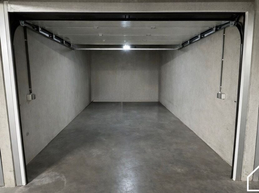 Deze ondergrondse garagebox is gelegen in Residentie Molenmeersch nabij het natuurdomein "De Verdronken Weide".<br />
<br />
De afmetingen van de gara
