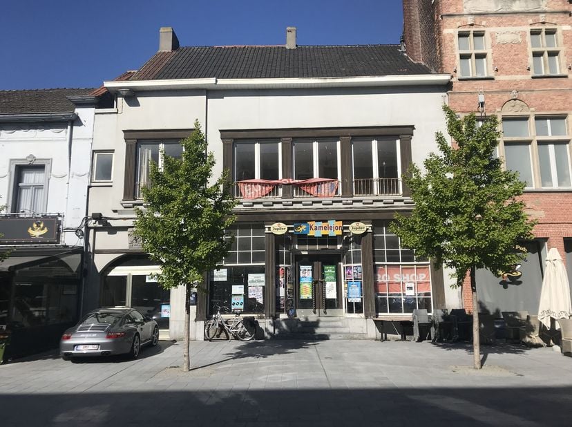 Handelseigendom te huur bestaande uit verschillende polyvalente ruimtes met een totale oppervlakte van ca. 1.250 m² gelegen op het Stationsplein in Ro