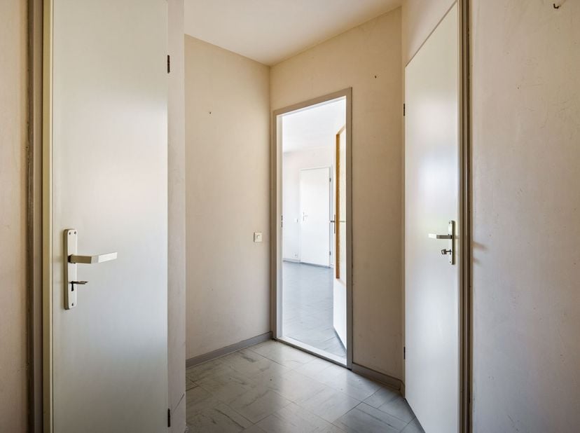 Vous êtes à la recherche d'un investissement ou d'un logement à vous dans un endroit de premier choix ? Ce studio à rafraîchir combine potentiel et em