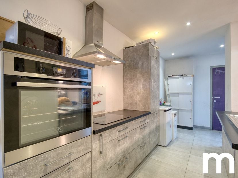 Deze op te frissen woning bevind zich vlakbij Roeselare centrum, scholen en winkels.<br />
Indeling is als volgt; De woning heeft een goed EPC dus gee