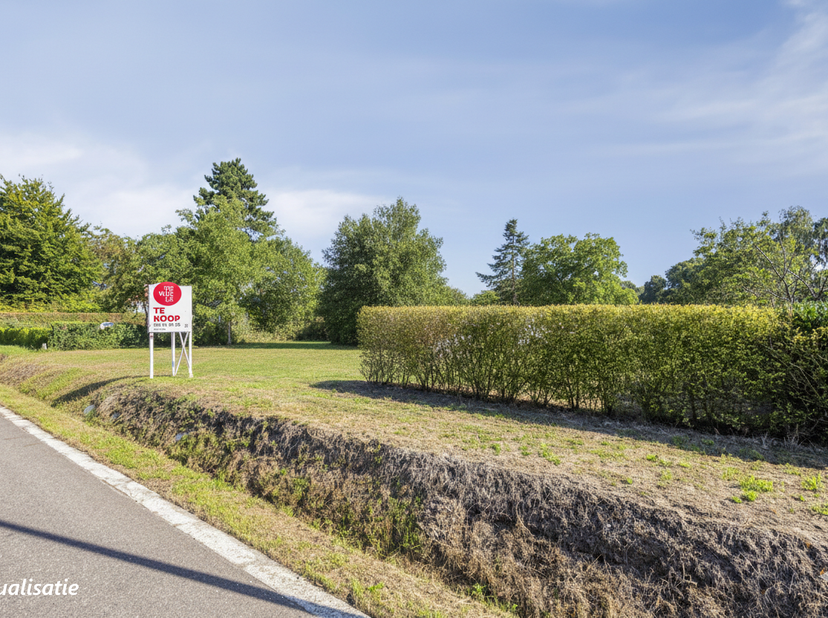 Une maison individuelle à rénover, sur un grand terrain de 2445 m², avec une largeur de rue de 30 mètres. Situé à l'avant dans une zone résidentielle