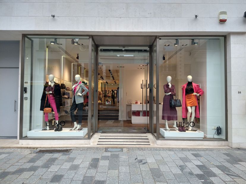 Handelspand als pop-up te huur in de Ooststraat in Roeselare.<br />
Absolute topligging!<br />
Oppervlakte van ca. 140 m² met volgende specificaties:<