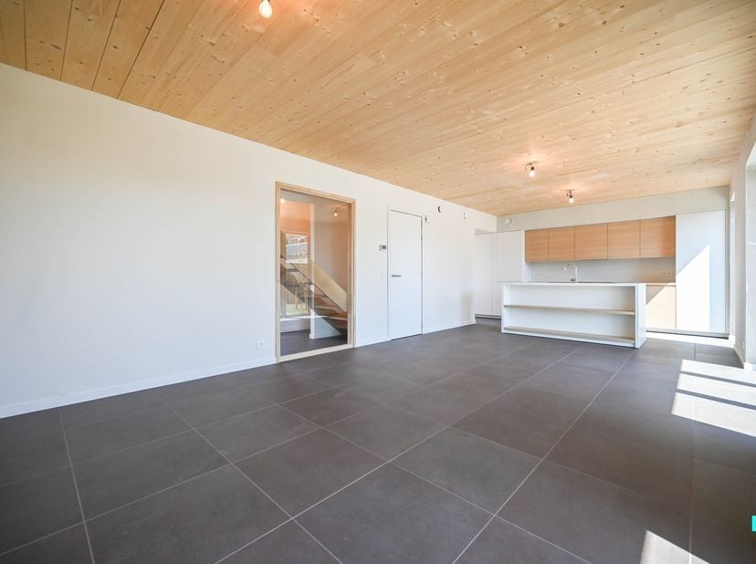 Ontdek deze nieuwbouwwoning gelegen op een uitstekende locatie, vlot bereikbaar via diverse invalswegen en nabij een ruim aanbod aan winkels en dienst