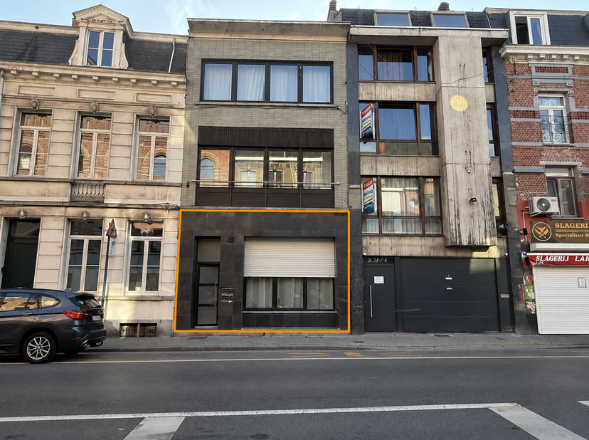 Het appartement beschikt over een ruime en lichtrijke leefruimte met aansluitend een praktische keuken, met frigo en kookplaat. Verder zijn er twee sl