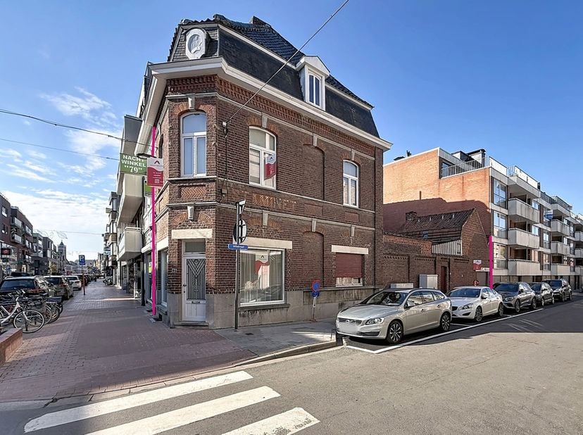 Uniek gelegen woning in het centrum van Roeselare bestaande uit een lichtrijke leefruimte met eet-en zithoek, ruime keuken, koer/stadstuin en een gara