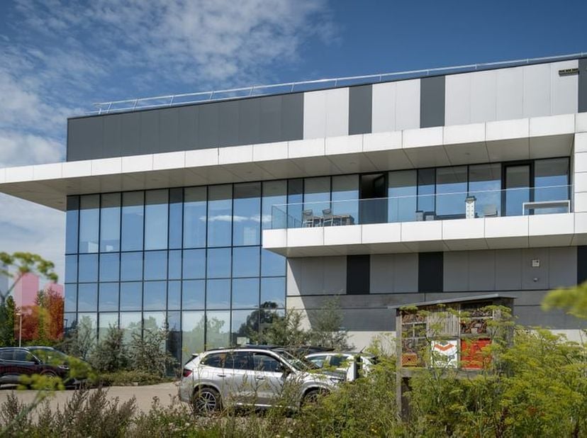Logistiek magazijn&amp;nbsp;van 12.953 m², gecombineerd met 71 m²&amp;nbsp;instapklare kantoren en 1.407 m² mezzanine, te huur.<br />
Het gebouw is strategisc