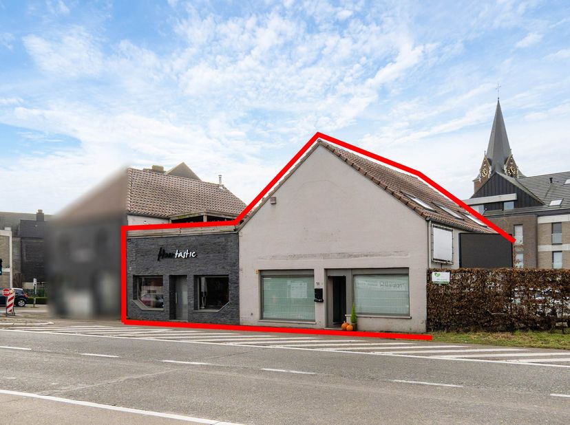 Deze instapklare woning met handelspand is commercieel gelegen langs de Staatsbaan in Halen en biedt een uitstekende zichtbaarheid en bereikbaarheid.<