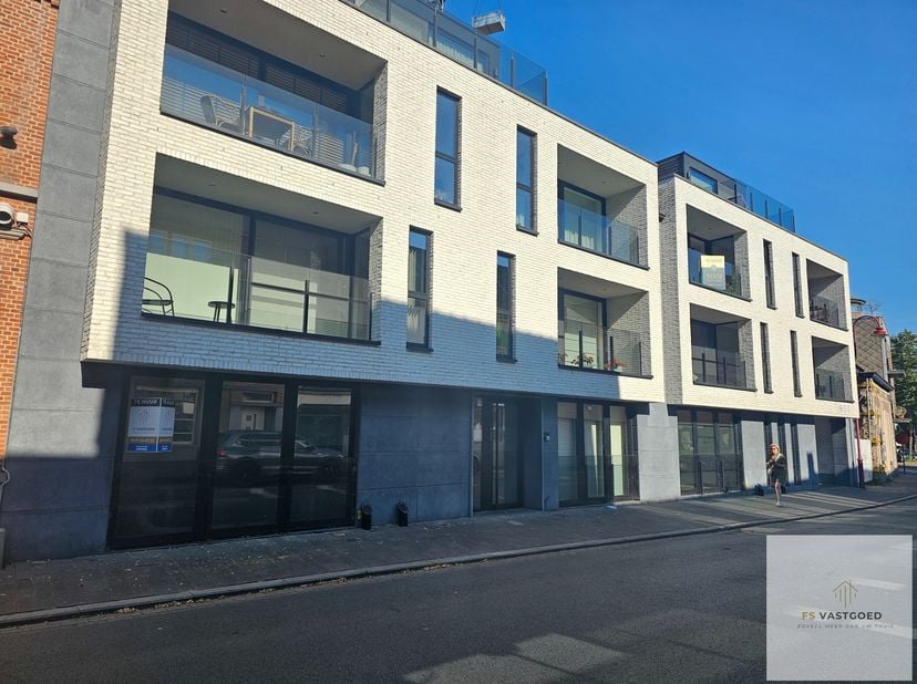 Op zoek naar een stijlvol en instapklaar appartement met alle comfort? Dan is dit prachtig afgewerkte gelijkvloerse appartement zeker een bezoek waard