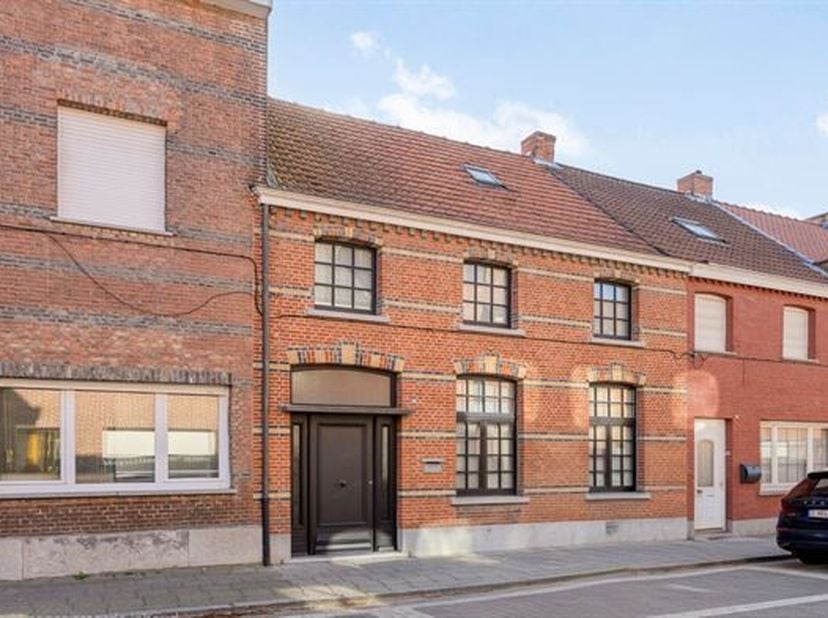 RUIME, CHARMANTE WONING EN UITSTEKEND ONERHOUDEN WONING 183M² MET 3 SLAAPKAMERS, MOOI AANGELEGDE TUIN EN GROTE GARAGE.<br />
 Ligging nabij centrum me