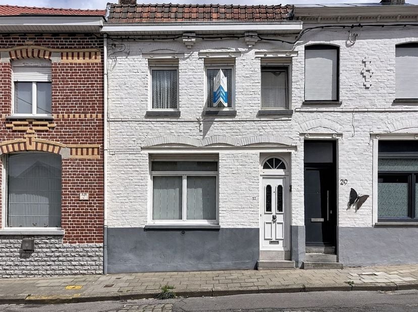 Maison à vendre à Rue du Crombion 27,
                    7700 Luingne
