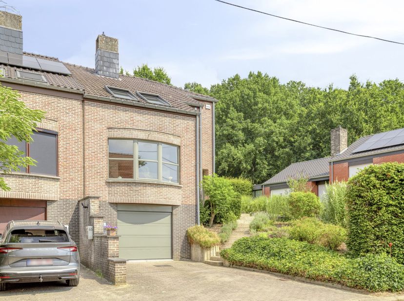 Deze ruime en instapklare woning in Kessel-Lo geniet van een bijzonder rustige ligging vlak bij het Chartreuzebos en het provinciaal domein. Dankzij d