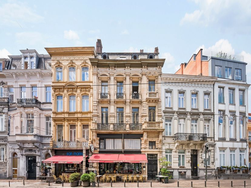 Op een uitzonderlijke locatie in de gegeerde Vlaanderenstraat bevindt zich dit charmante éénslaapkamerappartement. Dankzij zijn centrale ligging genie