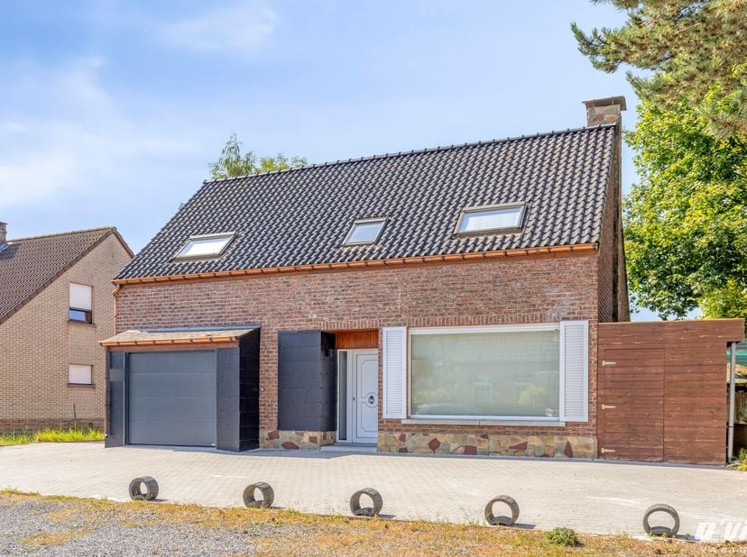 Deze ruime vrijstaande, verzorgde villa is gelegen in het hartje van Steenokkerzeel met alle voorzieningen in het dorp op wandelafstand van uw voordeu