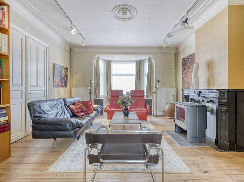 Deze uitstekend onderhouden woning, gebouwd in 1930, beschikt over een royale bewoonbare oppervlakte van 282 m² op een perceel van 700 m². Dankzij het