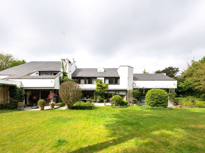 Ukkel  Fort Jaco, genesteld in een groene oase werd deze iconische villa, ontworpen door Marc Corbiau, gebouwd in de jaren 1970.<br />
Gelegen op een