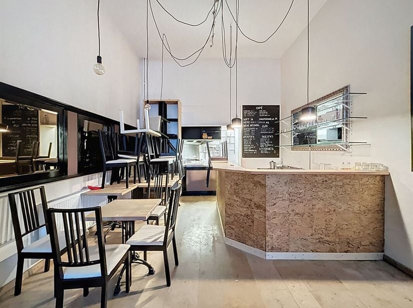 Vlakbij het Luxemburgplein - Commerciële ruimte van +/- 110m² met een hyperuitgeruste keuken als volgt samengesteld: Een restaurant dat vrij te betrek