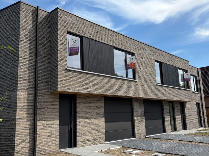 Op zoek naar een moderne, energiezuinige woning in Ertvelde? Dan is deze prachtig afgewerkte halfopen bebouwing zeker een bezoek waard. Bij het binnen