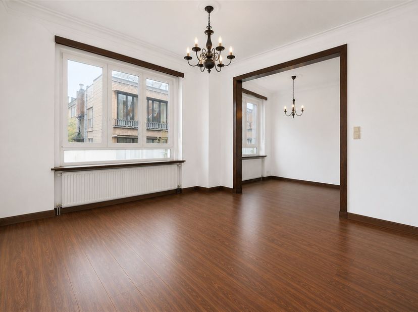 Dit ruime volledig gerenoveerd appartement is gelegen op een centrale locatie in Antwerpen aan de Carnotstraat vlakbij het Centraal Station.<br />
De
