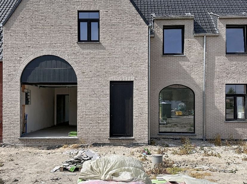 Deze nieuwbouwwoning bestaat uit: inkomhal - toilet - living - keuken - terras - tuin - wasplaats - berging - garage - nachthal - 3 slaapkamers - badk