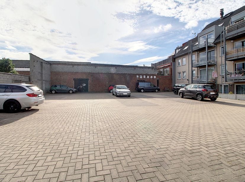 Emplacements de parking privatif pour voiture situés dans la "Résidence Le Chêne" avec accès sécurisé à l'arrière de l'immeuble.