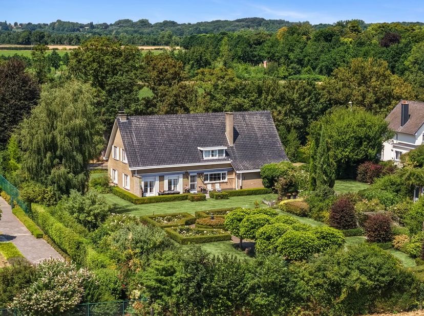 Op zoek naar een ruime en stijlvolle gezinswoning waar rust, privacy en comfort perfect samenkomen? Dan zal deze prachtige open bebouwing, gelegen aan