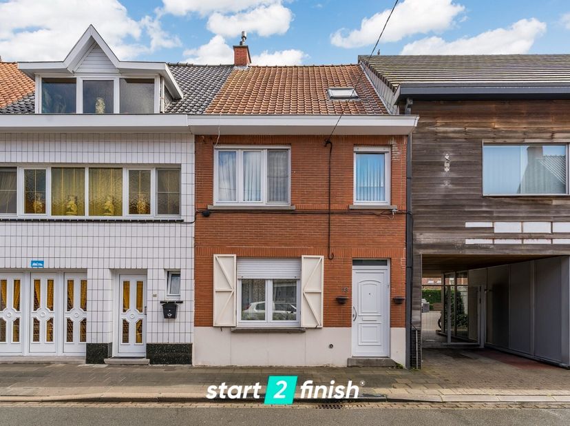 Deze charmante gezinswoning met leuk stadstuintje bevindt zich op wandelafstand van het centrum en in de nabijheid van belangrijke invalswegen.<br />