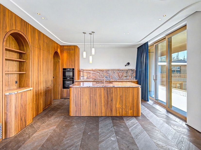 Gelegen in de onmiddellijke nabijheid van Mix Brussels, biedt dit prachtige nieuwe penthouse van +/- 170 m² (oppervlakte vermeld op basis van het EPC-