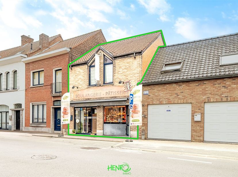 À VENDRE IMMEUBLE COMMERCIAL AVEC LOGEMENT BOULANGERIE EN ACTIVITÉ<br />
Opportunité rare ! Situé à l'entrée de la ville, sur un axe à fort passage, c