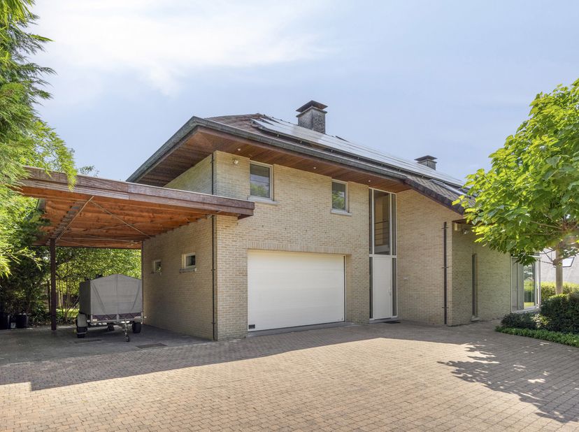 Royaal wonen in het groen, met ruimte voor elk gezinslid. Deze uitstekend onderhouden villa ligt in een rustige straat en combineert veel privacy met