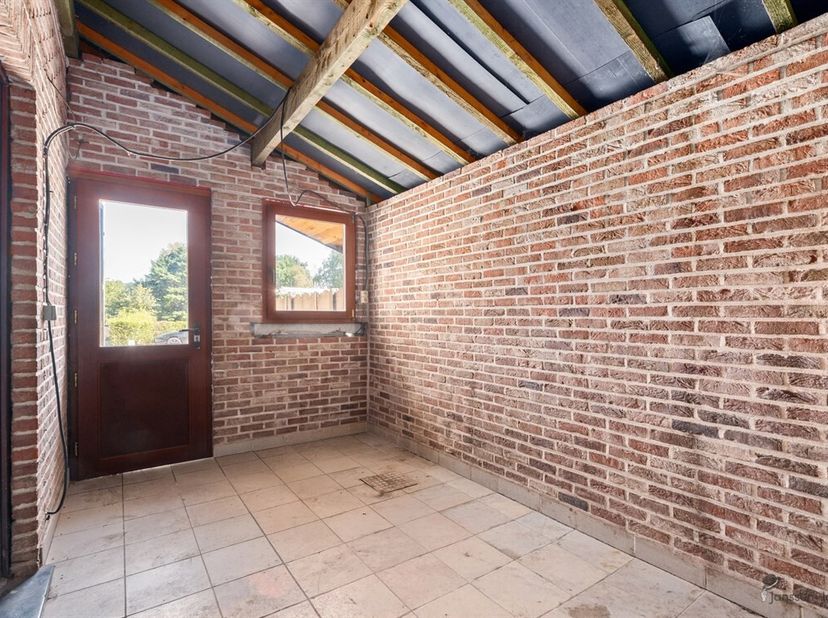 Bent u op zoek naar een woning die u volledig naar uw eigen smaak kunt renoveren? Dan is deze ruime gezinswoning in het hart van Gelrode beslist een b